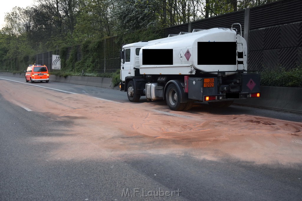 A 4 Rich Olpe vor Rodenkirchener Bruecke Heizoel LKW verliert Heizoel P10.JPG - Miklos Laubert